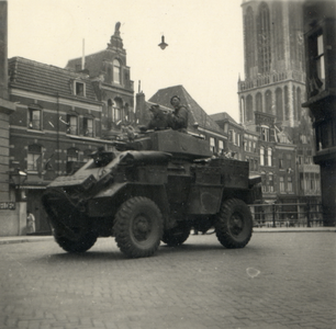 600857 Afbeelding van een Humber Armoured Car van het geallieerde leger, op de Stadhuisbrug te Utrecht, kort voor de ...